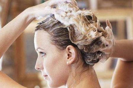 头发掉的厉害是什么原因怎么治疗   女性脂溢性脱发有哪些症状