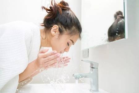 洗面奶洗脸用冷水还是热水 洗面奶洗脸应该要洗多久