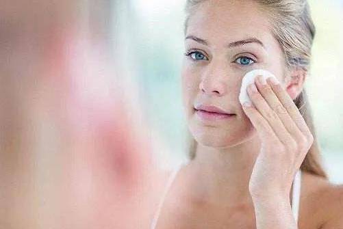 粉底液的作用及危害有哪些 粉底液怎么用对皮肤好？