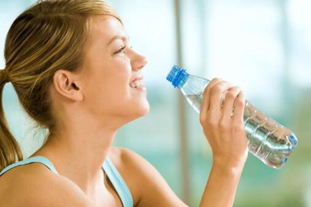 一天喝多少水比较合适？多喝水会伤害到肾脏不