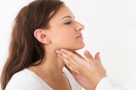 甲状腺结节的主要症状，这四个女性甲状腺的前兆症状