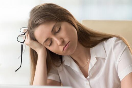 嗜睡是什么原因造成的？这四个疾病的信号早发现早治疗