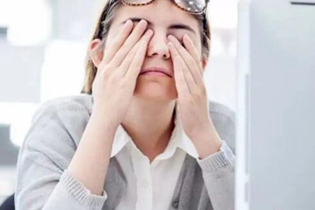 眼睛干涩视力模糊怎么解决？（这五个方法缓解视疲劳摆脱困扰）