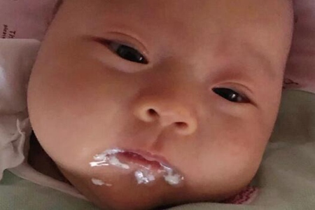 新生儿吐奶怎么回事？（减少婴儿吐奶的方法）