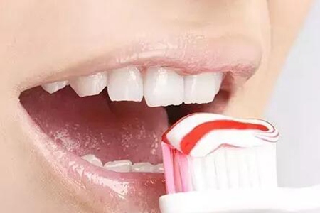 天天刷牙也口臭怎么办？这五个原因造成得及时改善治疗