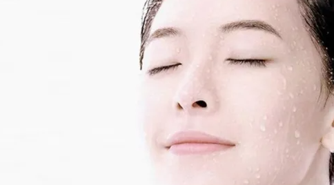 夏天皮肤晒黑如何补救!使用这4个小技巧，可以有效让皮肤变白。