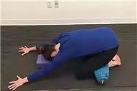 女性练习瑜伽注意协调性，三组瑜伽动作加强力量训练