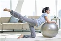 瑜伽球减肥动作分解，动作不标准也能练瘦