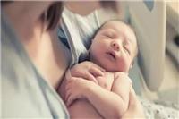 新手妈妈如何给新生儿喂奶『新手妈妈』宝宝吃奶之后多久可以拍嗝
