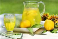 柠檬泡水喝的五大功效和作用，女性空腹喝减肥更有效