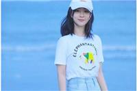 杨紫盐系海边写真，白色T恤棒球帽同款穿搭青春洋溢