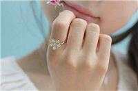 女生戒指的戴法和意义，左右手戴戒指原来有大不同