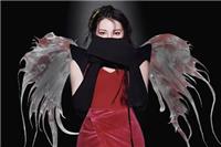 迪丽热巴羽翼造型超惊艳  化身黑夜中的天使美得惊心动魄