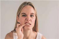 牙齿初老的信号有哪些 如何处理牙齿问题正确刷牙