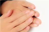 指甲上有白色斑点是怎么回事？这四个因素造成的及时治疗